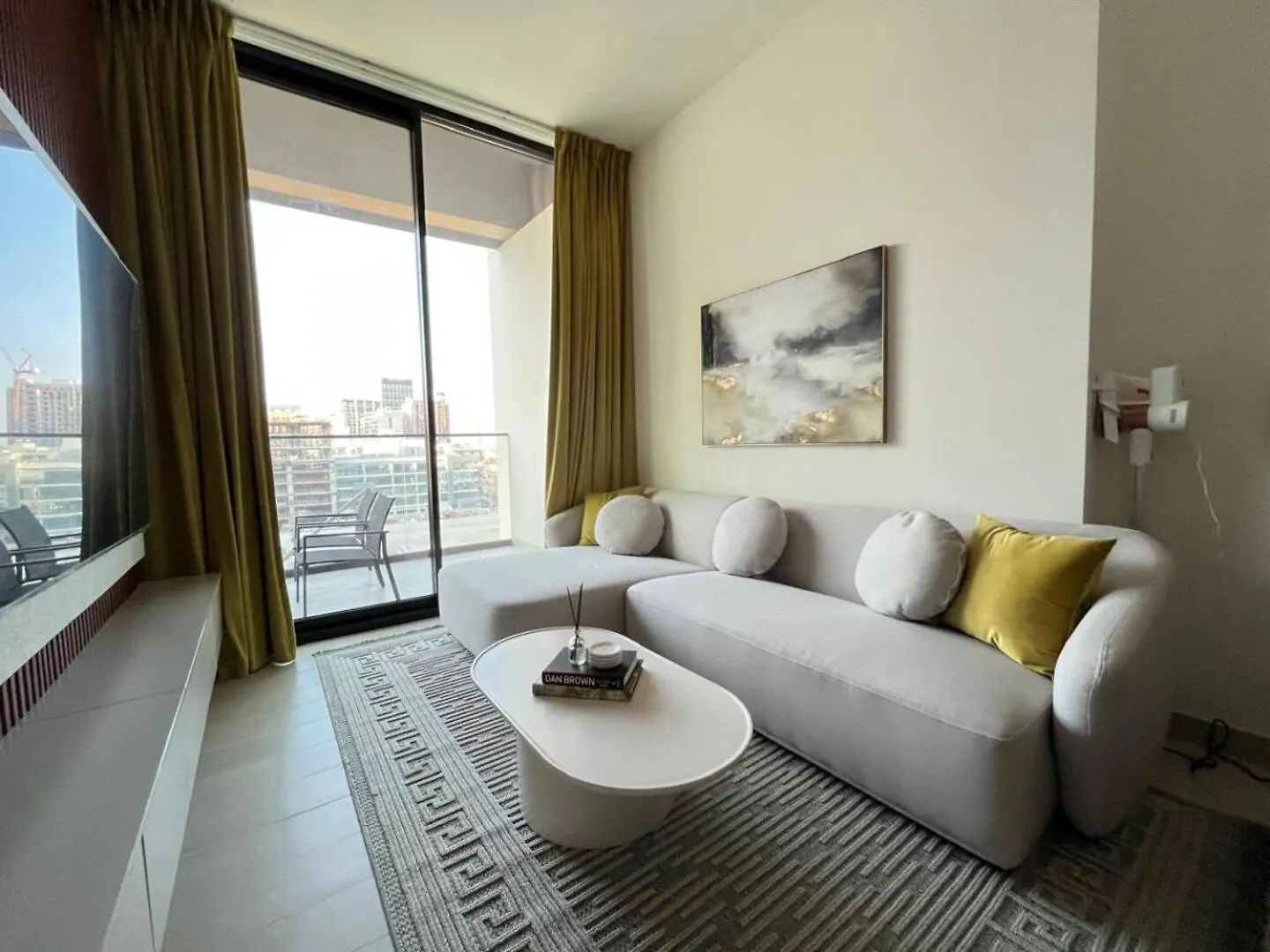 Curated Calm Elegant 1Br Stay In Jvc Dubai