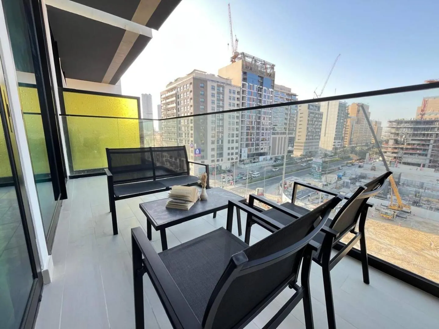 Curated Calm Elegant 1Br Stay In Jvc Dubai